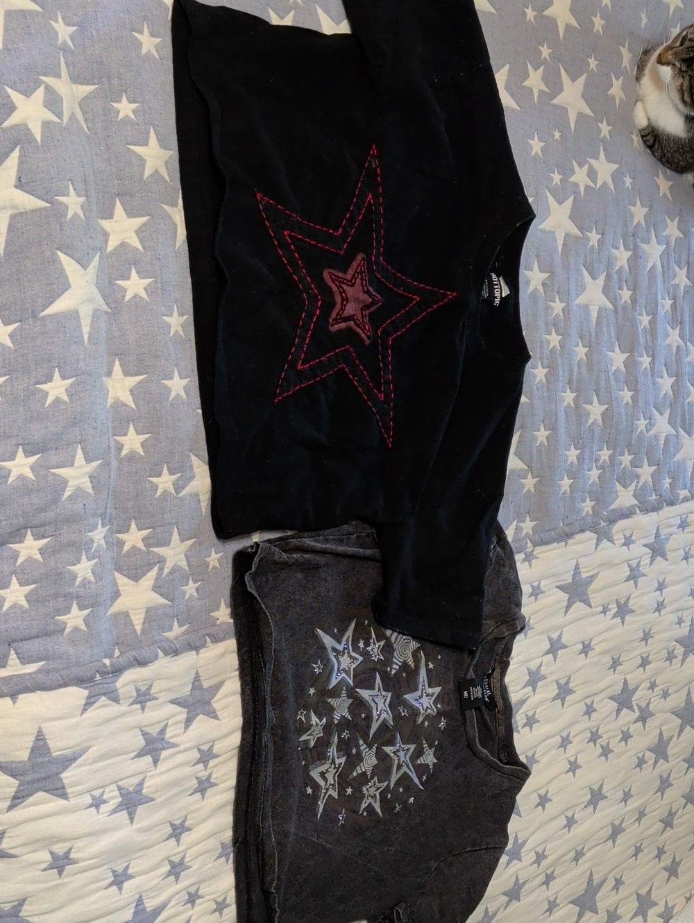 Hot Topic Star Embroidered Top with Red Accent Small Social Collision Top MD